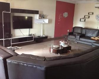A luxurious holiday home away from home - Swedru - Sala de estar