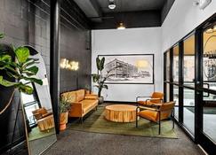 Artists penthouse near adorable gift & coffee shops and cafes - Duluth - Lobby