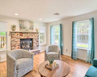 Hot Tub and Deck Gorgeous Retreat in Pocono Summit! - Pocono Summit - Sala de estar