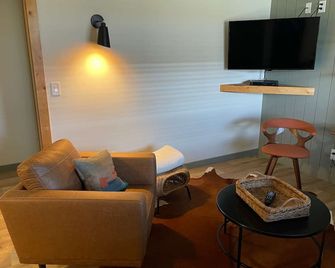 600 Sqft Extended-Stay Cabin sleeps 4, adjacent to beautiful Pine Creek - Pinedale - Living room