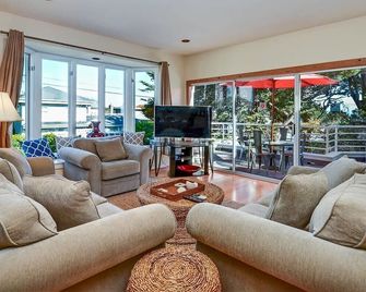 Sunny 3+ bedroom Home - 150 Yards to Seabright Beach! - Santa Cruz - Living room