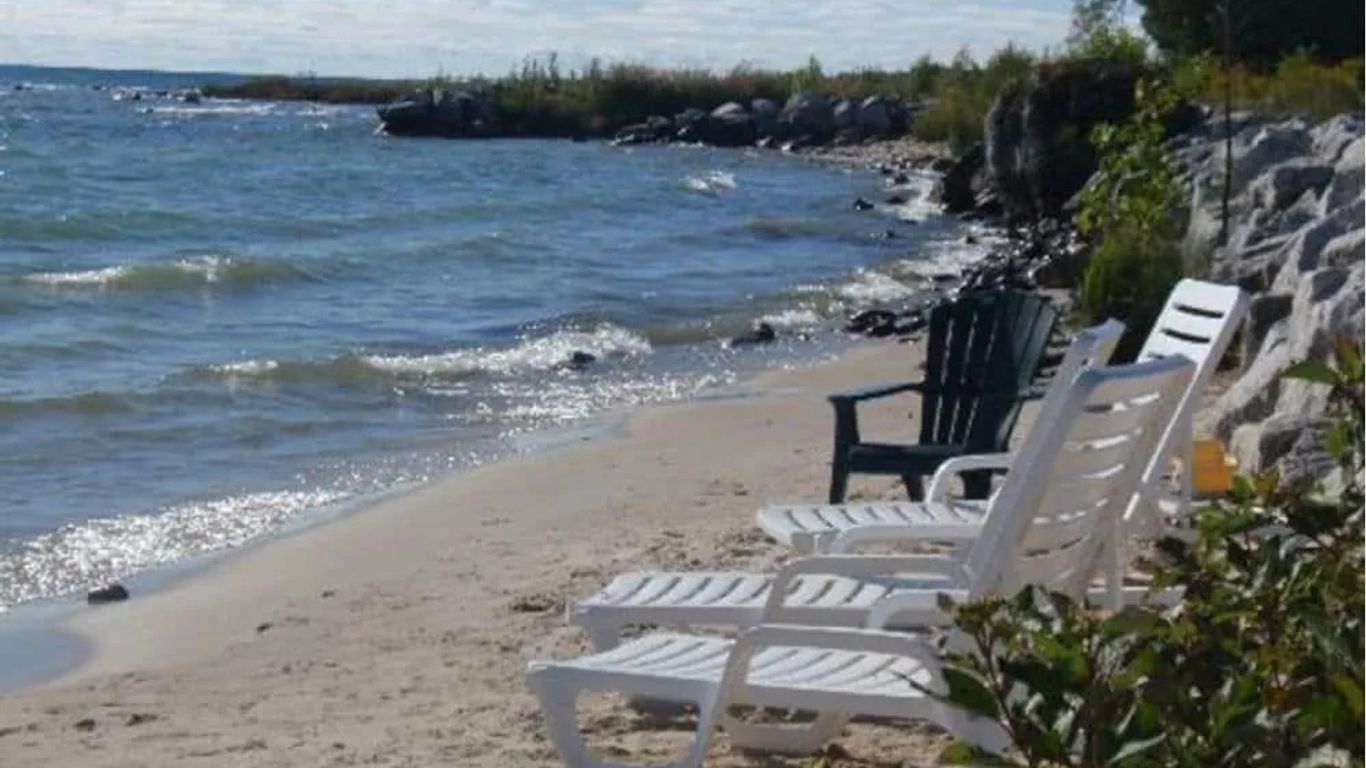 Bayview Lakefront Inn