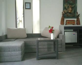 Villa Rumah Putih Abu Abu - Senggigi - Wohnzimmer