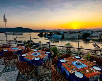 Hotel Mewar Haveli - At Lake Pichola - אודאיפור - מרפסת