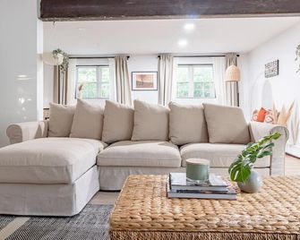 Cozy Retreat w/ Pool, Cinema Room & Fire Pit - Putnam Valley - Soggiorno