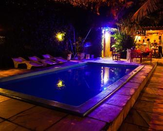 سولار هوستل بوزيوس - بوزيوس - حوض السباحة