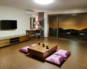 Jeju Aerospace Hotel - Seogwipo - Living room