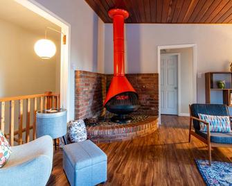 Mariposa Retro Retreat, Mid-Mod style and easy walk to town - Mariposa - Soggiorno