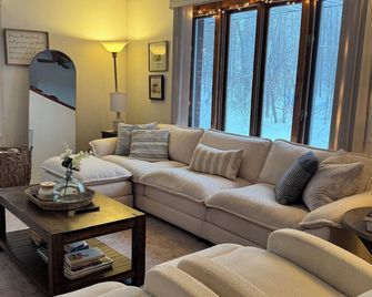 Bluff’s Edge Secluded Retreat with 2 car garage! - Hurley - Living room