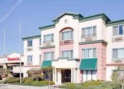 Ramada by Wyndham Marina - Marina - Edifício