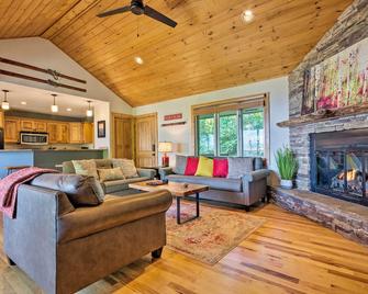Cabin with Hot Tub and Mountain Views Less Than 5 Mi to Boone - Blowing Rock - Living room