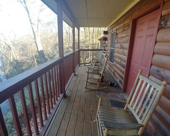 Appaloosa Two is Minutes away from Harrah's Casino and Downtown Cherokee. - Cherokee - Balcony