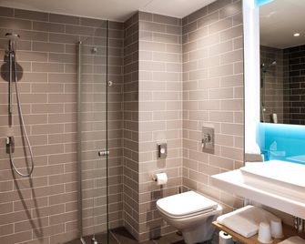 Holiday Inn Express DÜsseldorf Airport By IHG - Düsseldorf - Baño