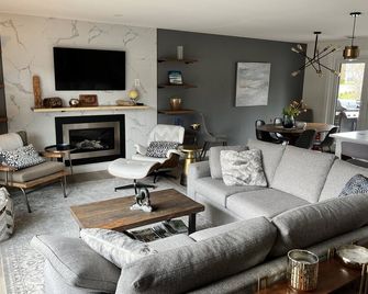 Diver Lake Dream- Entertainers kitchen, hot tub, large deck, fenced yard,gardens - Nanaimo - Wohnzimmer