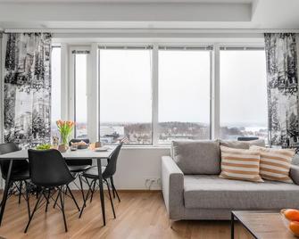 Come in! - 'Topaasi 3' Magnificent 1bd studio above the skies in heart of Tampere next to Nokia Arena! - Tampere - Dining room