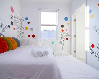 The High Tide Studio #2 Studio Bedroom Hotel Room by RedAwning - Inwood - Camera da letto