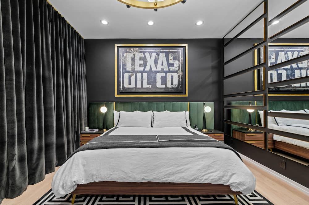 Edgewater Elegance- Gorgeous 2 Bed on Katy Trail! - דאלאס - חדר שינה