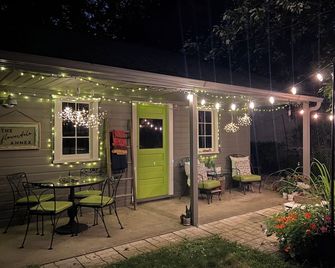 Ferndale Oasis-Walk to Downtown Ferndale-close to all action - Ferndale - Patio