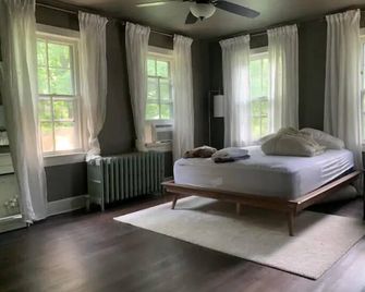 Idyllic farmhouse retreat in lower Hudson Valley, hiking trails steps away! - Garrison - Habitación