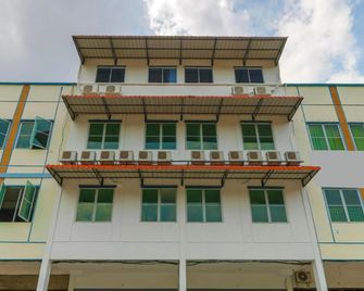 RedDoorz Plus Near Kepri Mall - Batam - Edificio