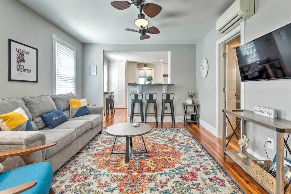 Mystic Refuge w/ Patio 1 Mi to Downtown! - Mystic - Living room