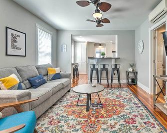 Mystic Refuge w/ Patio 1 Mi to Downtown! - Mystic - Living room