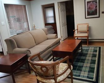 Booth Lane - 3 Bedroom Waterfront Cottage: available: july 26th-August 2nd! - Bancroft - Living room