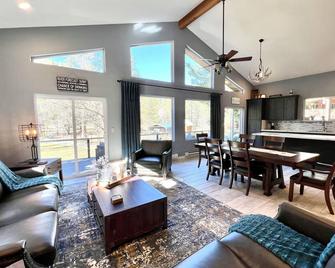 Peaceful & Beautiful Vacation Home- steps away from the river! - Douglas City - Sala de estar