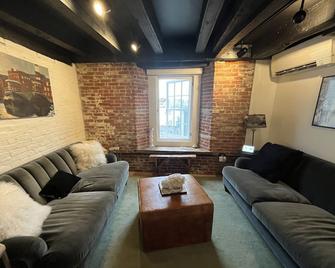 Historic Waterfront Downtown Portsmouth Condo - Portsmouth - Living room