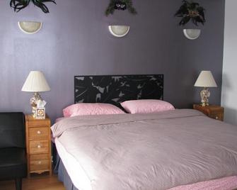 Fireflies Bed & Breakfast - Campbell River