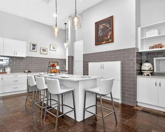 Yucanta Park Gorgeous Estate meets Scenic Getaways - Birdwood - Kitchen