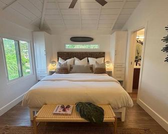 Onta Beach Villa - Chic New Luxury Beachfront Apartment With Hot-Tub - West End - Bedroom