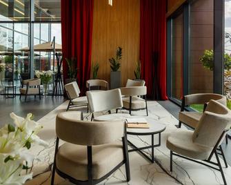 Qosmo Brasov Hotel - Braşov - Lounge