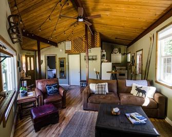 Cozy and quaint pet friendly cabin - Georgetown - Living room