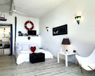 Mini apartment with charming window overlooking the sea quiet and relaxing. - Stromboli - Schlafzimmer