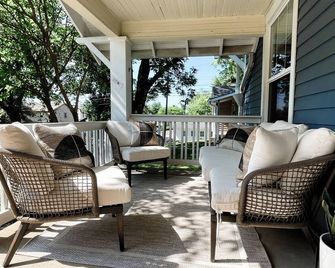 ️ 1 Block to Tailgate Fields ️ Hot Tub Fire Pit - Private Yard - Grill - Bloomington - Patio