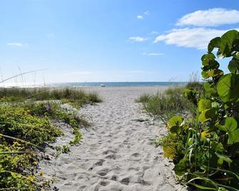 Renovated Condo Steps From The Beach - Cape Canaveral - Beach