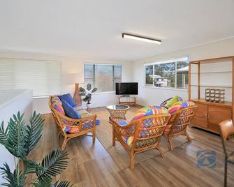 Beach House Escape! Highset holiday Home one street from the Beach. - Woodgate - Sala de estar