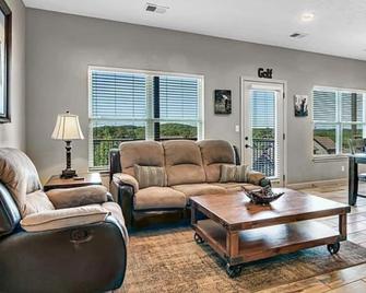 DogLeg Retreat - 5 min to SDC/strip! pools, golf & more - Reeds Spring - Sala de estar