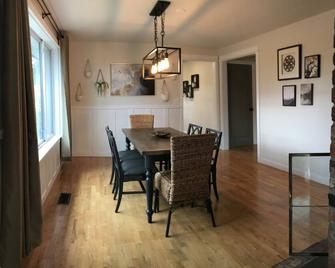 Comfortable family retreat with fireplace, views and game room. - Silverdale - Eetruimte