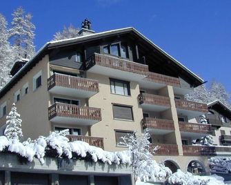 Giant 2 - Sankt Moritz - Gebäude