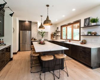 Stunning modern luxury in the Cascade Mountains - Cle Elum - Kitchen