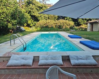 An organic writer and producer, she creates food for the body and mind - Umbertide - Piscina