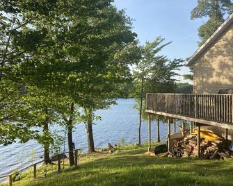 Peaceful 4 season cottage on the shores of the Petawawa River - Petawawa - Patio