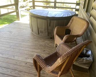 Cruso Creek (Villa 1) - Creek, Fireplace, Near Asheville, View, Wifi - Canton - Patio