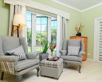 Spacious Open Concept Large family house with 3 bedrooms. Amazing space. - Bodden Town - Living room