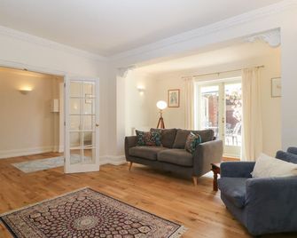 Thyme Cottage - Malvern - Living room