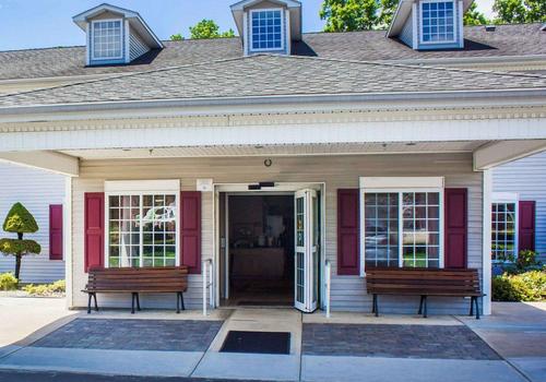 Comfort Inn Guilford Near I 95 C 17 C 1 6 6 Guilford Hotel Deals Reviews Kayak