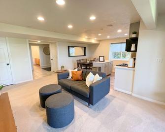 City View Retreat 2 Br 1 B - Draper - Living room