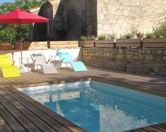 Delightful Village House Near Uzes With - Garrigues-Sainte-Eulalie - Piscina
